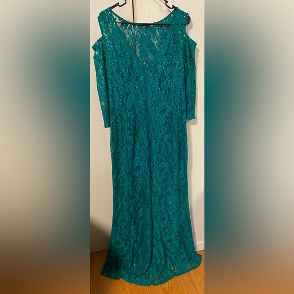 Blu Sage Green Formal Evening Gown size 16 and it’s stretches - Picture 2 of 4